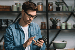 Joven cliente o asesor consultando su portafolio de inversiones desde la aplicación móvil de WealthTech